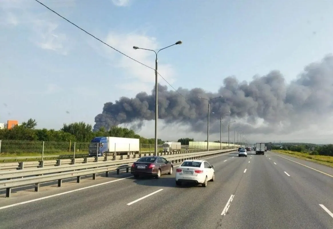В Коледино под Подольском после ночной атаки беспилотников загорелся склад логистической компании 3PL. Одновременно фиксируют поражения и возгорания на логистических объектах в нескольких регионах России.