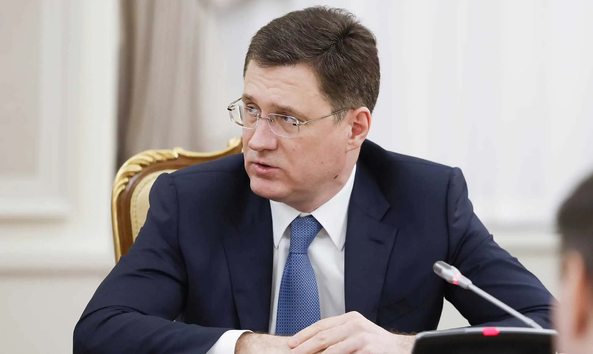 Вице‑премьер сообщил, что запасы бензина и дизеля по стране в целом удовлетворительные; единичные перебои на заправках связаны с логистикой и оперативно устраняются. Федеральный штаб координирует работу, в ряде регионов введены режимы повышенной готовности.