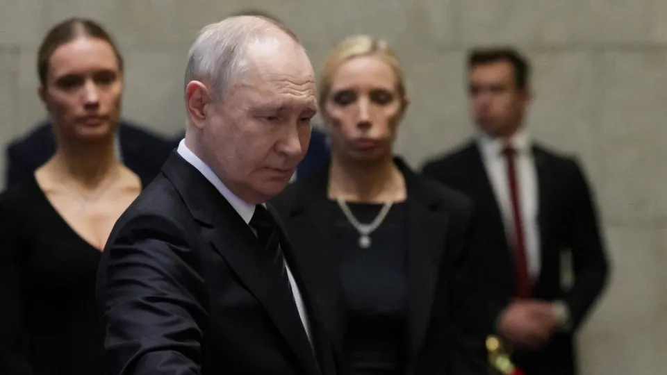 Собеседники, близкие к Кремлю, считают, что российский лидер отвергает территориальные компромиссы и может усилить военные операции — это повышает риск новой мобилизации и ударов по стратегическим объектам.