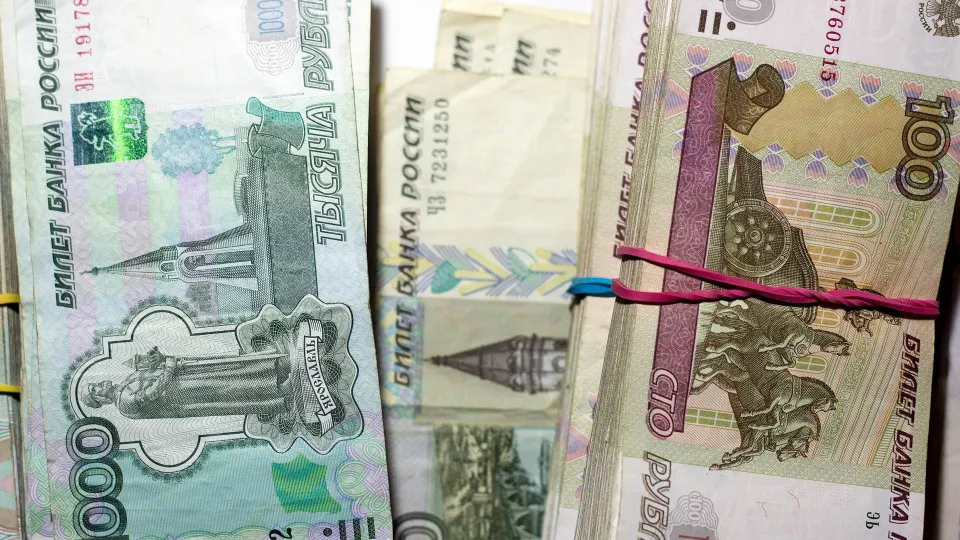 С 1 по 16 июля объем наличных в обращении вырос на 513 млрд руб. Банки теряют около 250 млрд руб. в неделю, растет спрос на ликвидность у Центробанка — эксперты предупреждают о рисках для стабильности банковской системы.