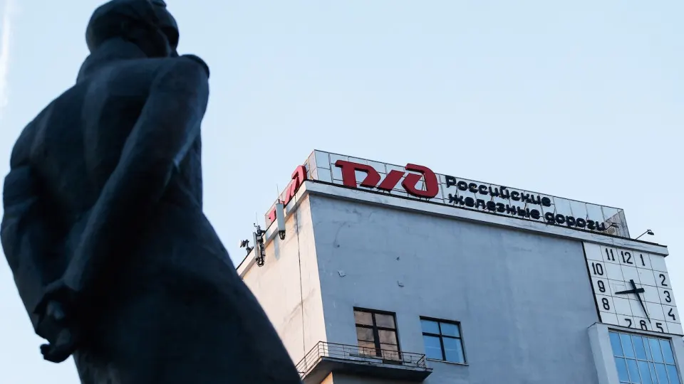 Индексацию тарифов Российских железных дорог перенесли на 1 октября — это мера по поддержке монополии с большими долгами и сокращающейся прибылью.