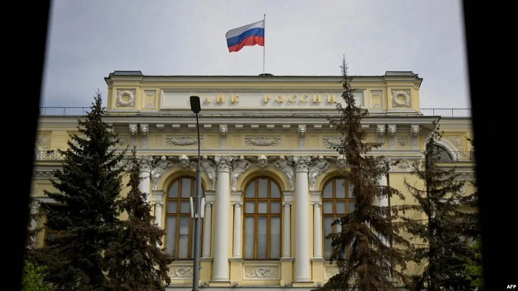 Банк России включил Bitcoin, Ethereum и USDT в перечень криптовалют, доступных на биржах; регулятор разъяснил условия для инвесторов и сроки вступления в силу нового закона о цифровых валютах.