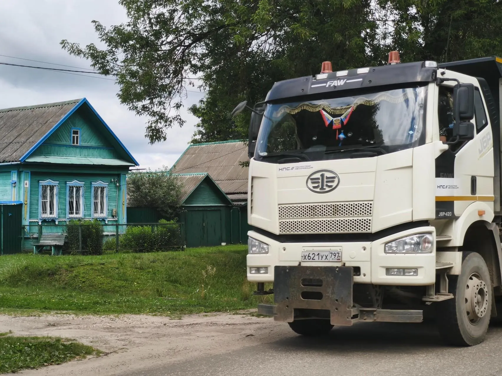 Деревни вдоль будущей магистрали Москва — Санкт-Петербург сталкиваются с изъятием жилья, многотонными грузовиками и соседством с поездами.