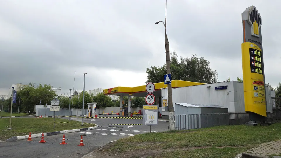 Из-за кризиса на рынке топлива по стране закрываются АЗС, снижается переработка на нефтеперерабатывающих заводах и вводятся лимиты на продажу топлива; региональные сети испытывают трудности.