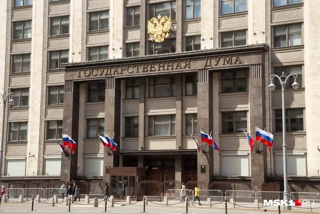Расследование показывает, что губернатор региона заработал свыше 10 млн рублей за прошлый год и владеет двумя квартирами в Калининградской области; обсуждается подготовка кузбасских кандидатов к выборам в федеральный парламент.
