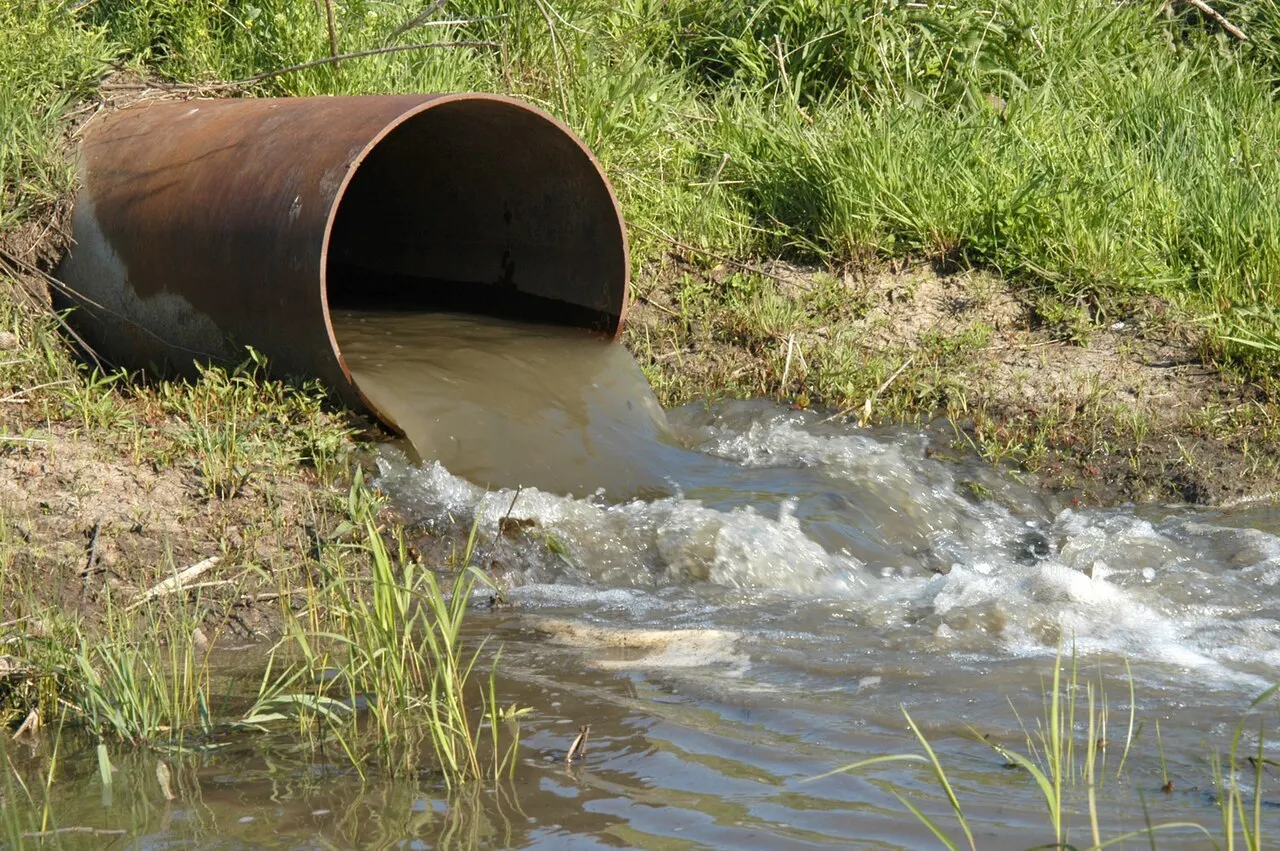 Законопроект об освобождении водоканалов от взносов за экологический ущерб вызывает разногласия между ведомствами: Минприроды поддерживает идею существенно, Счетная палата критически оценивает её.