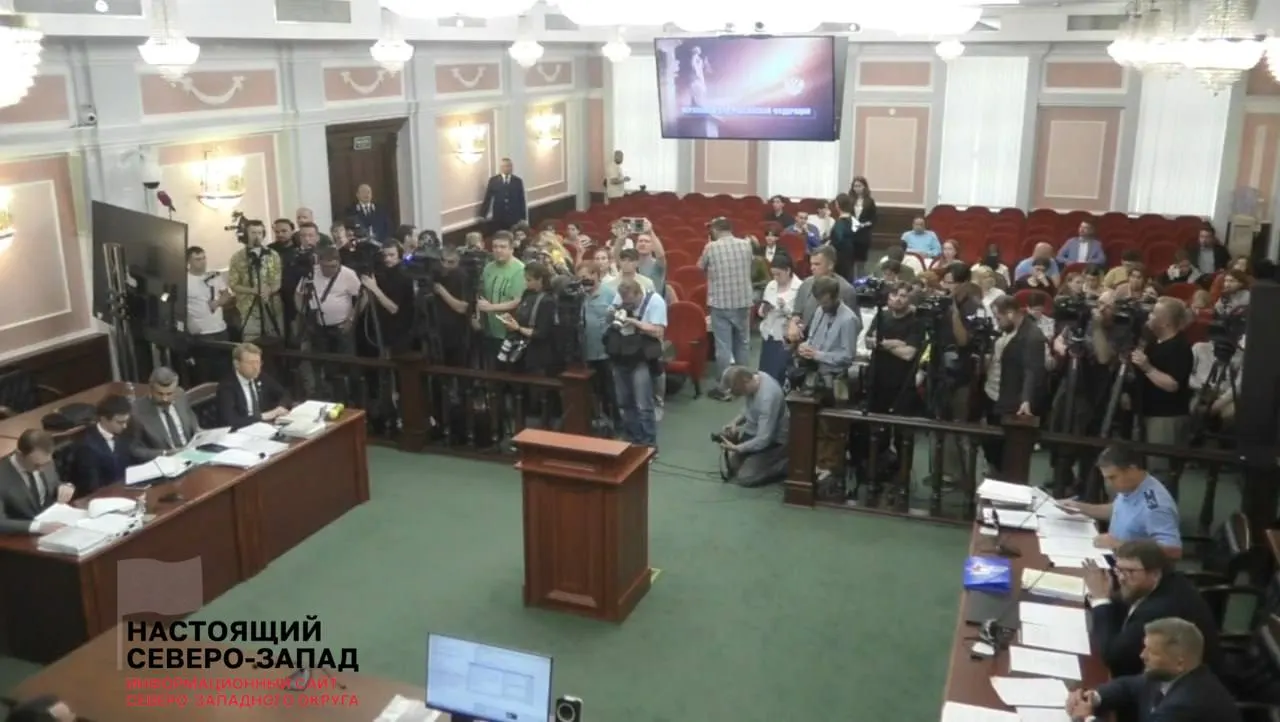 У здания суда собрались около 500 человек, внутрь пропускали преимущественно участников процесса и журналистов.