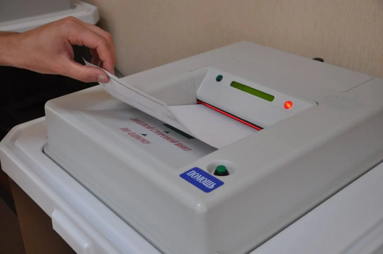 Из-за санкций в отдельных регионах возник дефицит электронных комплексов обработки бюллетеней (КОИБ); часть участков может подсчитывать бюллетени вручную.