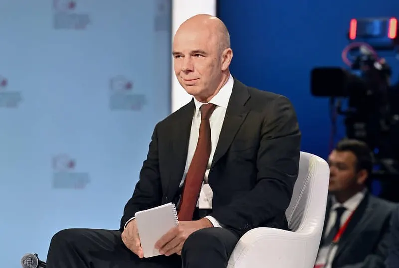 Министр финансов подтвердил, что бюджет полностью обеспечен ресурсами и обязательства будут выполнены. По данным на начало 2026 года дефицит бюджета составил около 6,46 трлн рублей (примерно 2,8% ВВП).