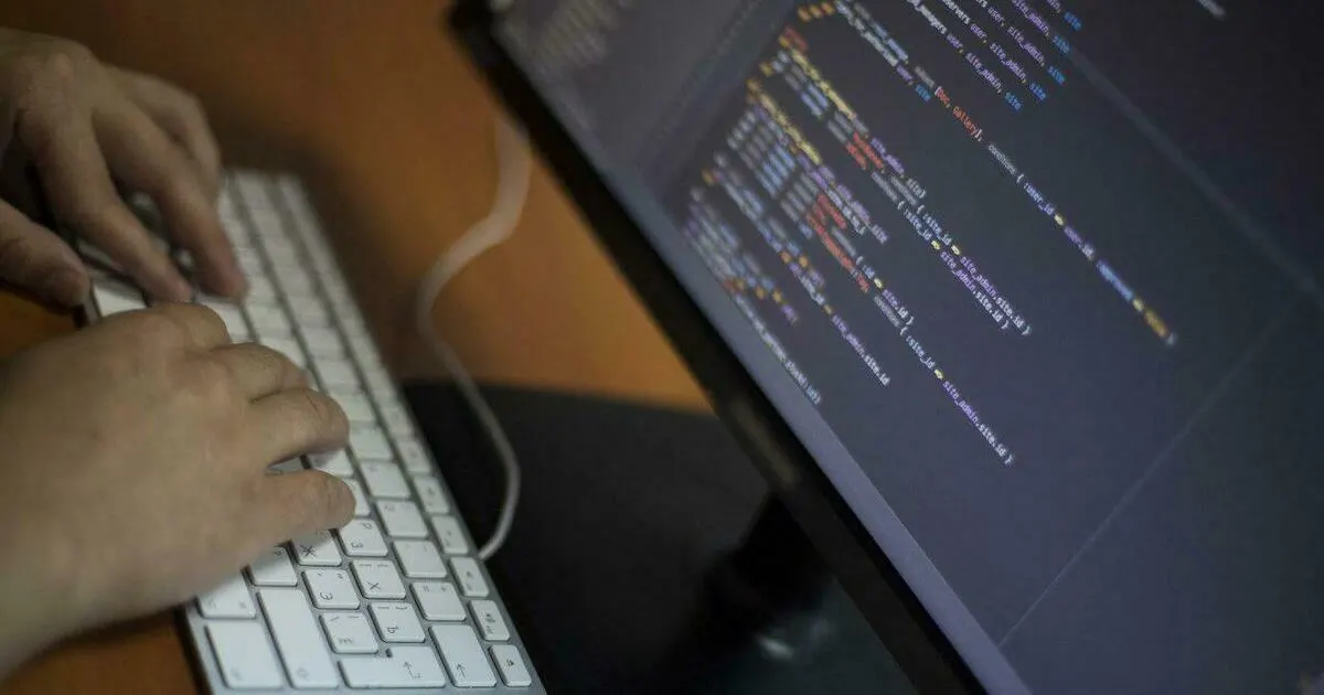 Мошенники убеждают учителей перейти на поддельную платформу для учёта успеваемости, якобы от Минпросвещения. Регистрация приводит к краже персональных данных через Госуслуги.