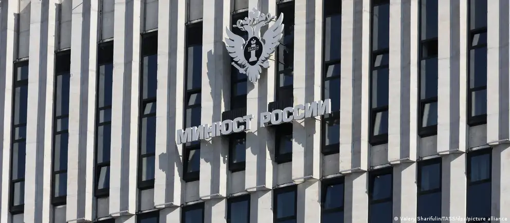 В обновлённый список включены иностранные фонды и антивоенные объединения, а также международные исследовательские структуры. Это расширение отражает усиление контроля над организациями, чья деятельность сочетается с позицией властей.