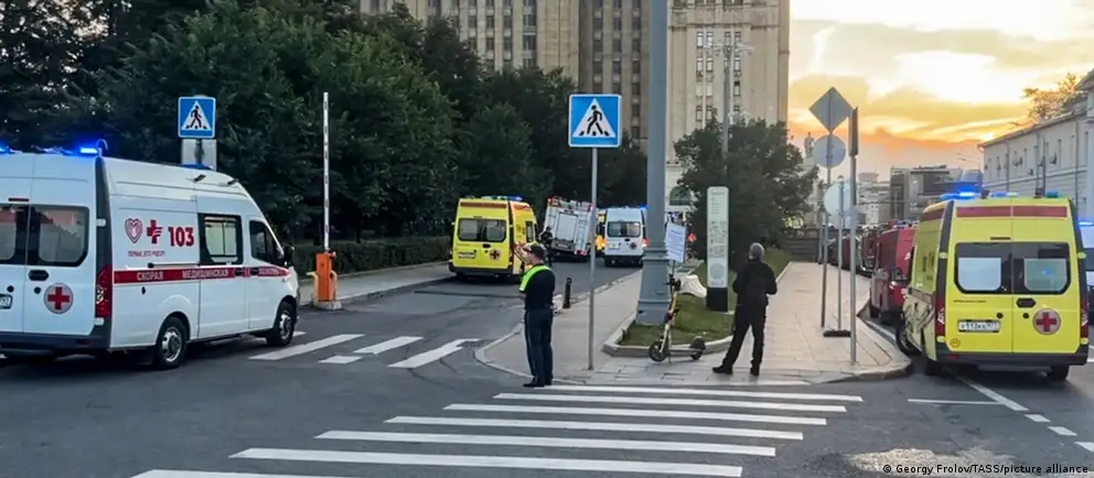 Взрыв у ресторана Balzi Rossi на Кудринской площади вечером 1 августа унес жизни нескольких человек. Следствие рассматривает версию покушения на главкома Воздушно‑космических сил; официальных виновных пока не назвали.