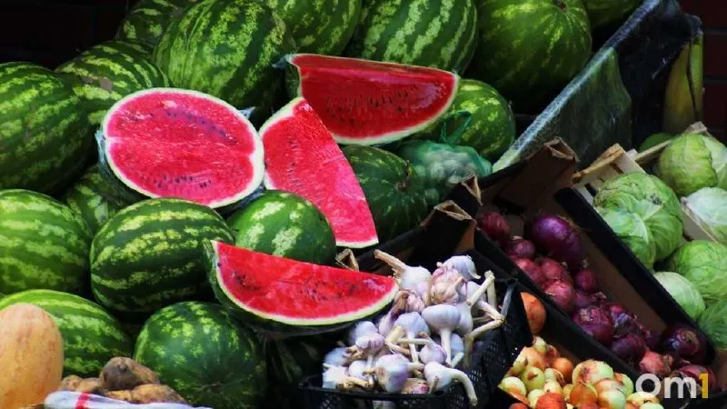 Разрезанные арбузы и дыни могут быстро размножаться микроорганизмами в местах повреждений. Продавцам запрещено разрезать плоды и делать надрезы для проверки вкуса; покупайте арбузы и дыни только в официальных местах торговли.