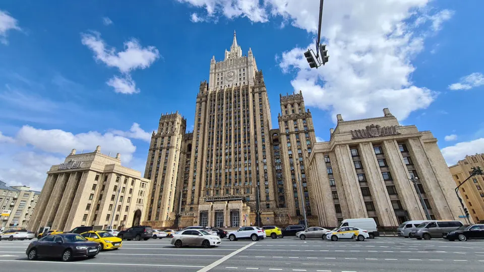 Глава МИД заявил, что заморозка боевых действий без устранения причин кризиса невозможна; Москва готова к дипломатическим шагам, несмотря на критику западных стран.