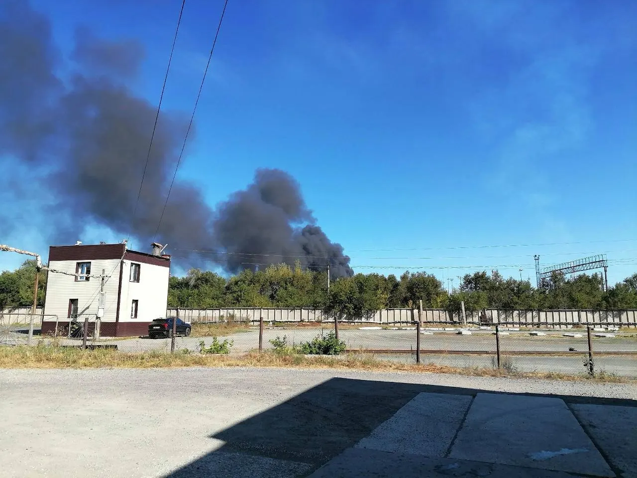 В Челябинской области продолжается активность беспилотников; людей просят оставаться дома и укрываться, возможны перебои в интернете. Указывается, что атака может быть связана с соседней Оренбургской областью; Орский НПЗ может быть целью.