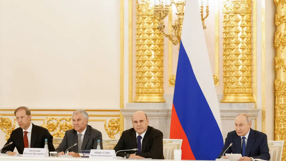 Государство объявило новые меры поддержки: работодателям предписано сохранять места и помогать ветеранам найти работу, регионы вводят требования по найму.