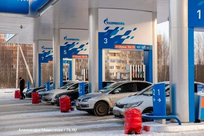 Газпромнефть сняла лимиты на заправках в Санкт-Петербурге и Ленобласти, затем в Москве, Московской области и ещё в девяти регионах.