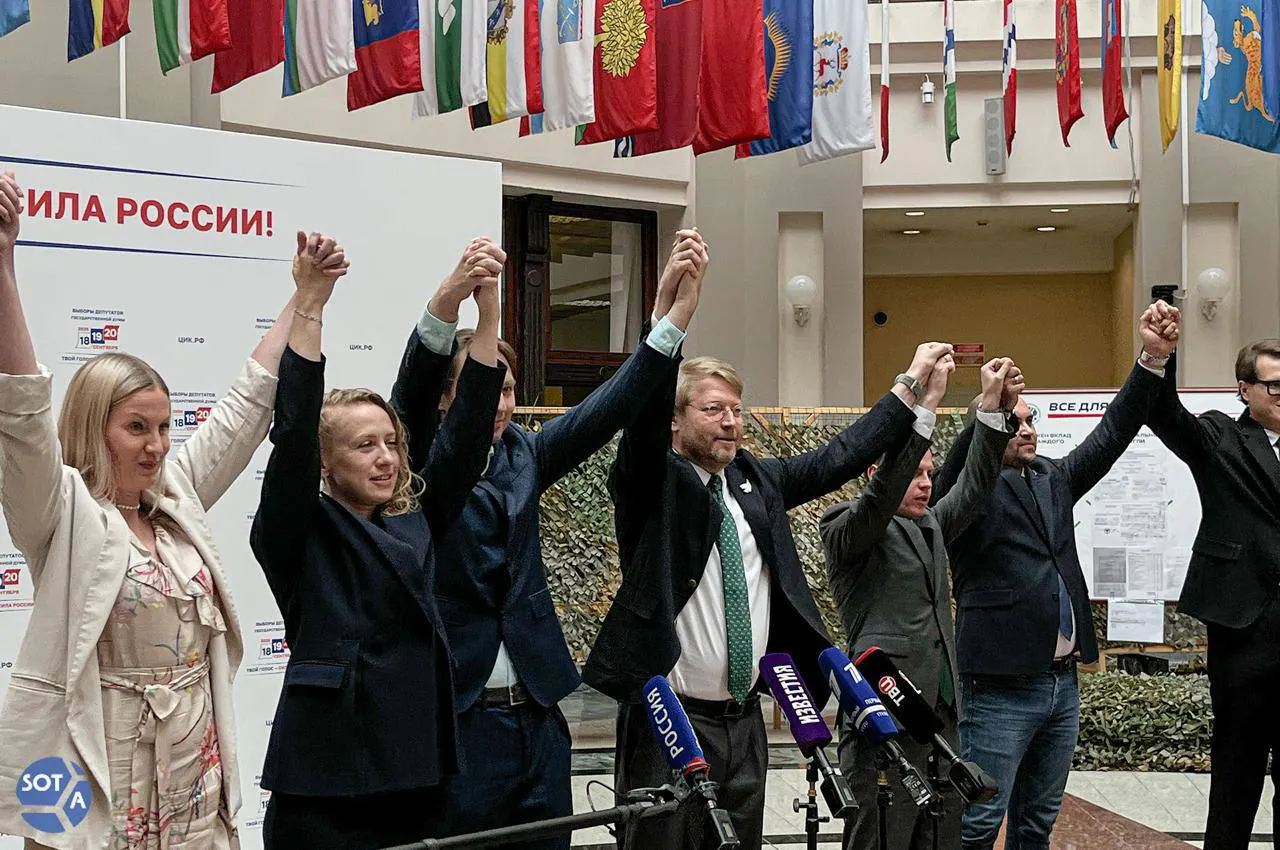 Эмигрантские оппозиционеры запустили кампанию по всей России в поддержку партии «Яблоко», призывая прийти на участки в полдень и поддержать антивоенный курс.
