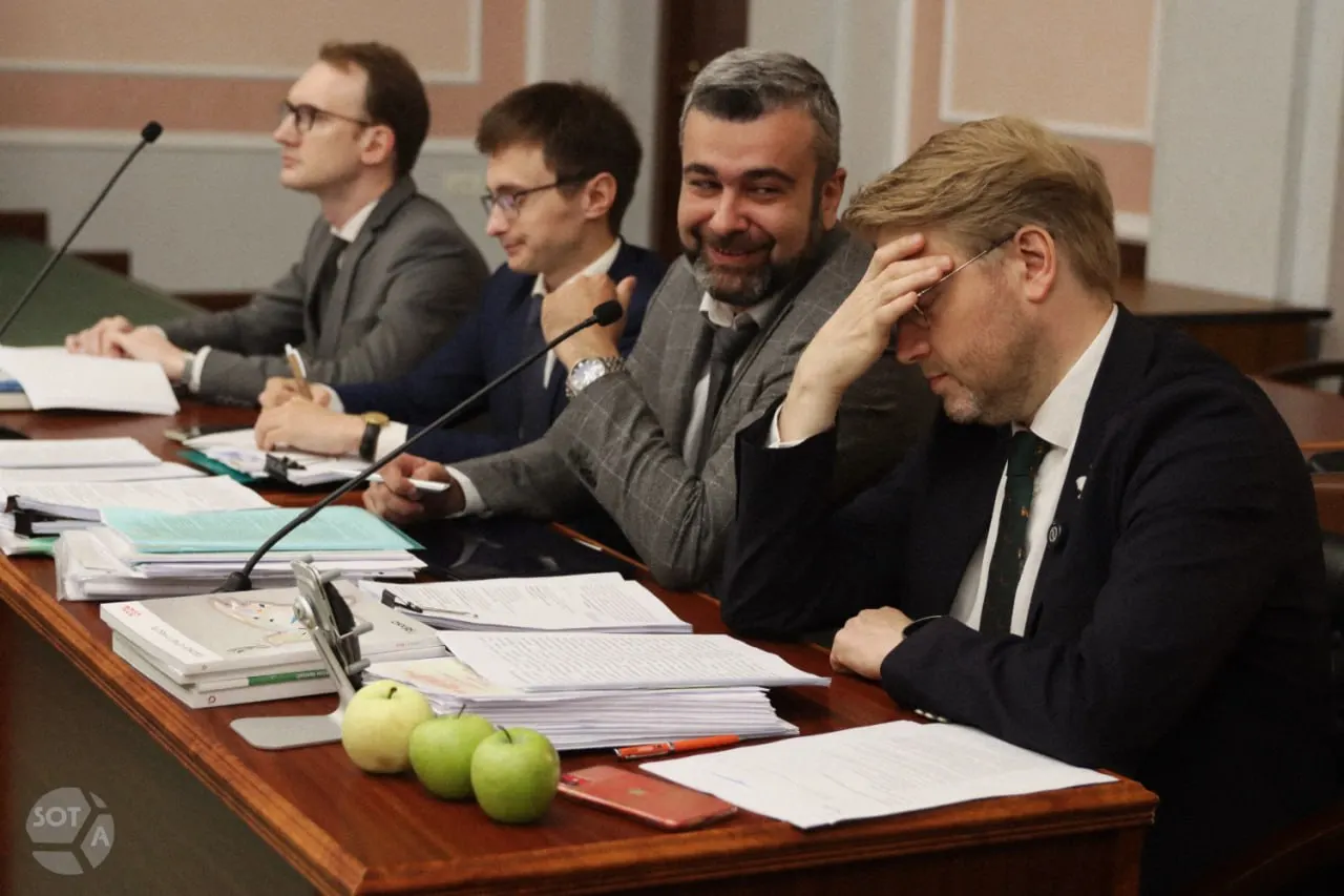 Юрист, представляющий другую сторону дела, заявляет об обвинениях в нарушении агитации, авторских правах и призывах к миру; рассмотрение дела касается финансирования кампании и возможного исключения партии из выборов.
