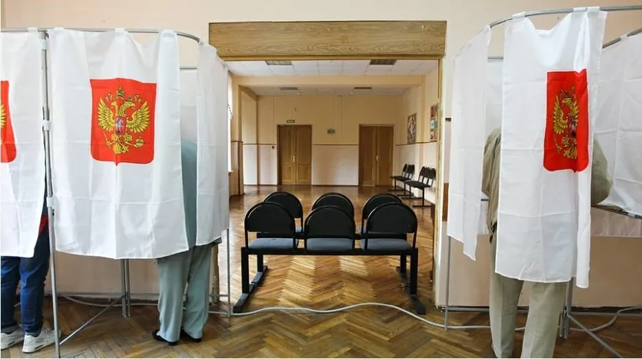 Документ призван фиксировать нарушения и передавать данные в штабы партий, но поднимает вопросы об автономии наблюдателей и реальной роли контроля.