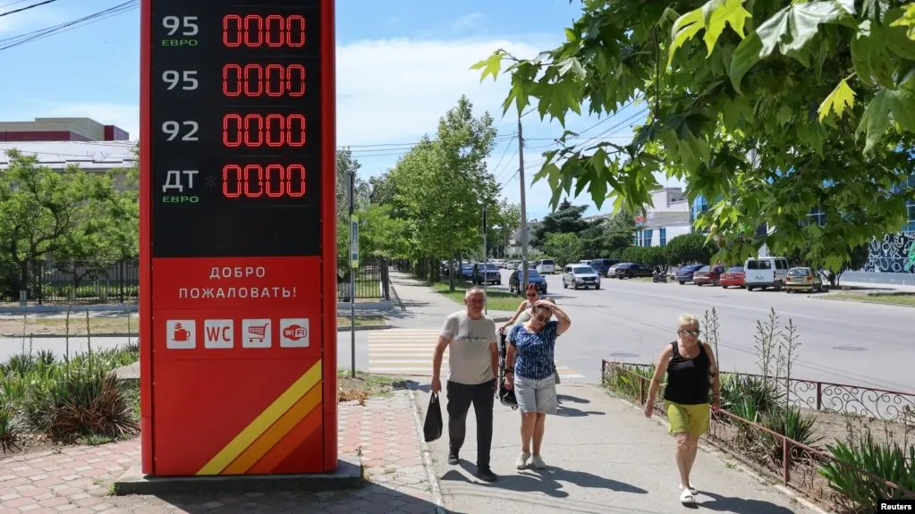 В Геленджике и окрестностях исчез бензин; власти публикуют график работы заправок, очереди растут.