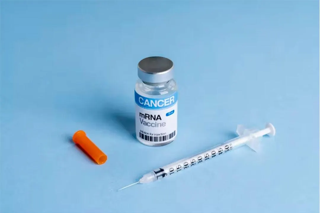 Компании Moderna и Merck объявили о положительных результатах испытаний персонализированной мРНК‑вакцины против меланомы, настраиваемой под каждого пациента.