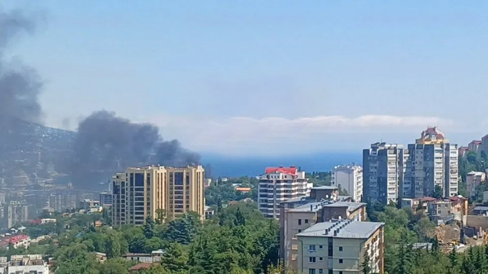 Украина нанесла удары по побережью Ялты морскими и воздушными дронами; после атаки на набережной появился пожар в одном из заведений. Власти призвали жителей соблюдать меры безопасности.