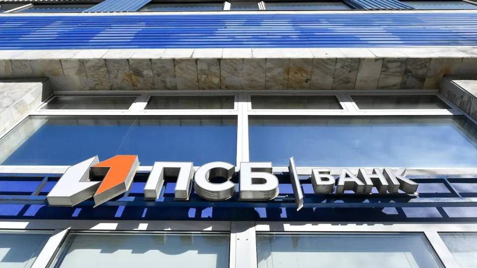 За первые шесть месяцев банк зафиксировал убыток, нарастил резервы под возможные потери и получил поддержку бюджета для стабилизации положения, при этом оборонный сектор остаётся значимым контрагентом.