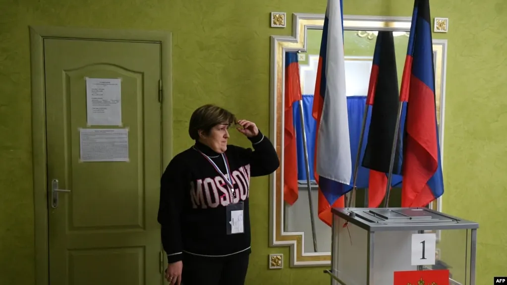 Сотрудники бюджетных учреждений в различных регионах России сталкиваются с давлением голосовать через дистанционное электронное голосование (ДЭГ) и менять участки, что фиксируют в ряде регионов.