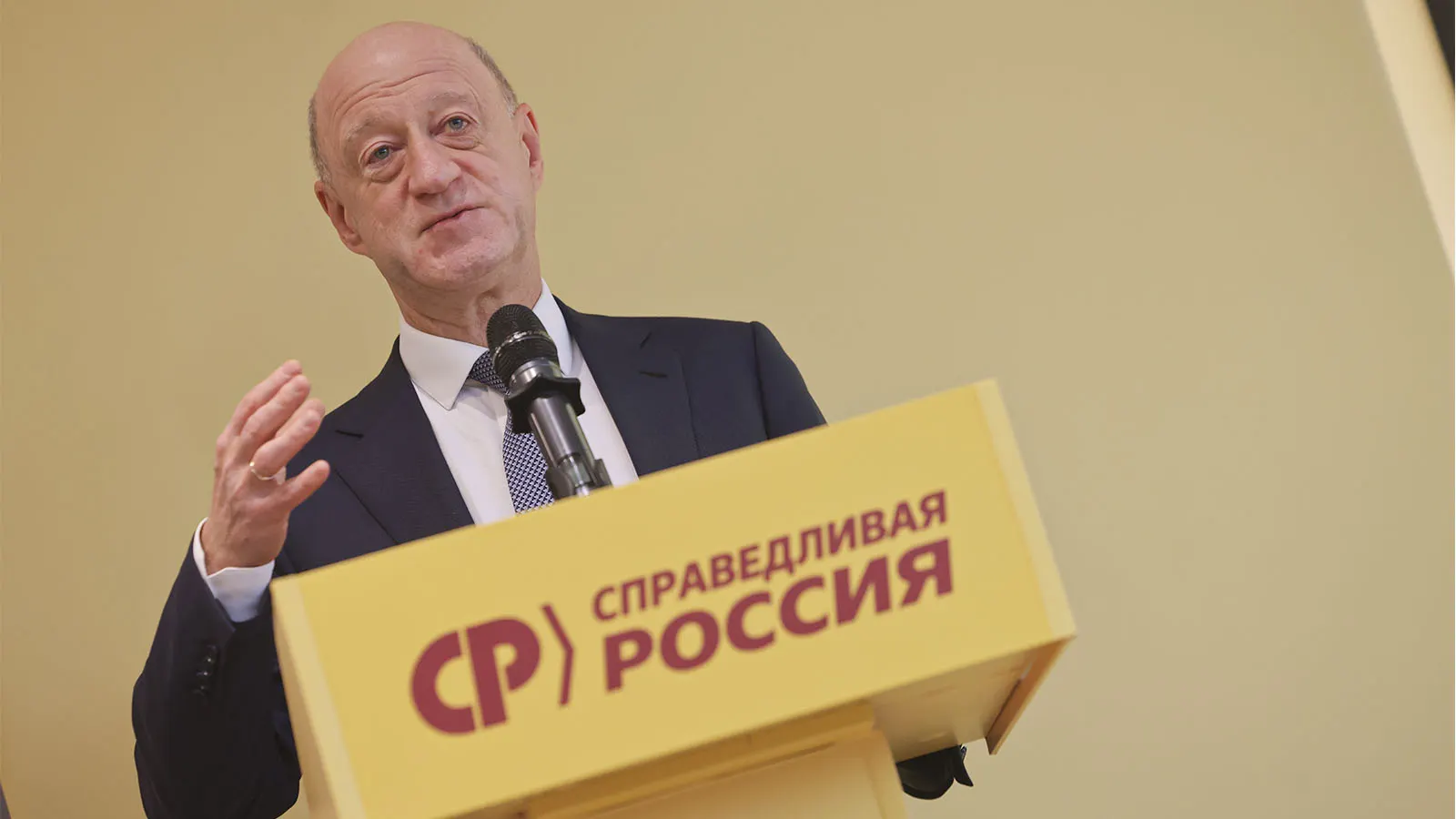 Потенциальная смена руководства в партии на фоне серьёзной травмы Сергея Миронова; рассматриваются кадровые перестановки и будущее фракции в Госдуме.
