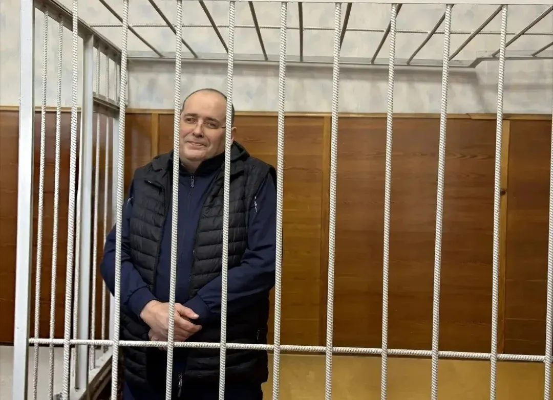 Суд вынес общий срок 14 лет колонии и штраф почти 17 млн рублей бывшему замминистра ЖКХ за взятки в особо крупном размере.
