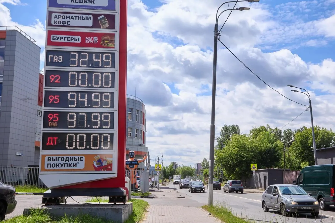 ФАС фиксирует рост числа дел и предупреждений к продавцам топлива на фоне топливного кризиса; региональные данные указывают на значительное подорожание бензина в отдельных регионах.