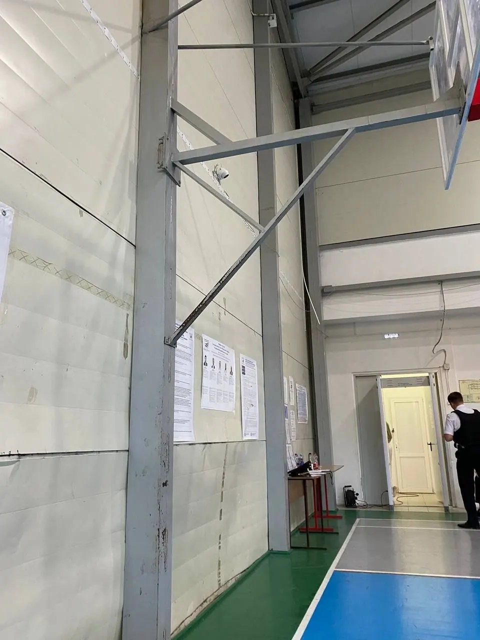 Во второй день трёхдневного голосования независимые наблюдатели фиксируют нарушения на нескольких участках: камеры смотрят не на сейфы, ограничивают доступ к бюллетеням и ведут агитацию.