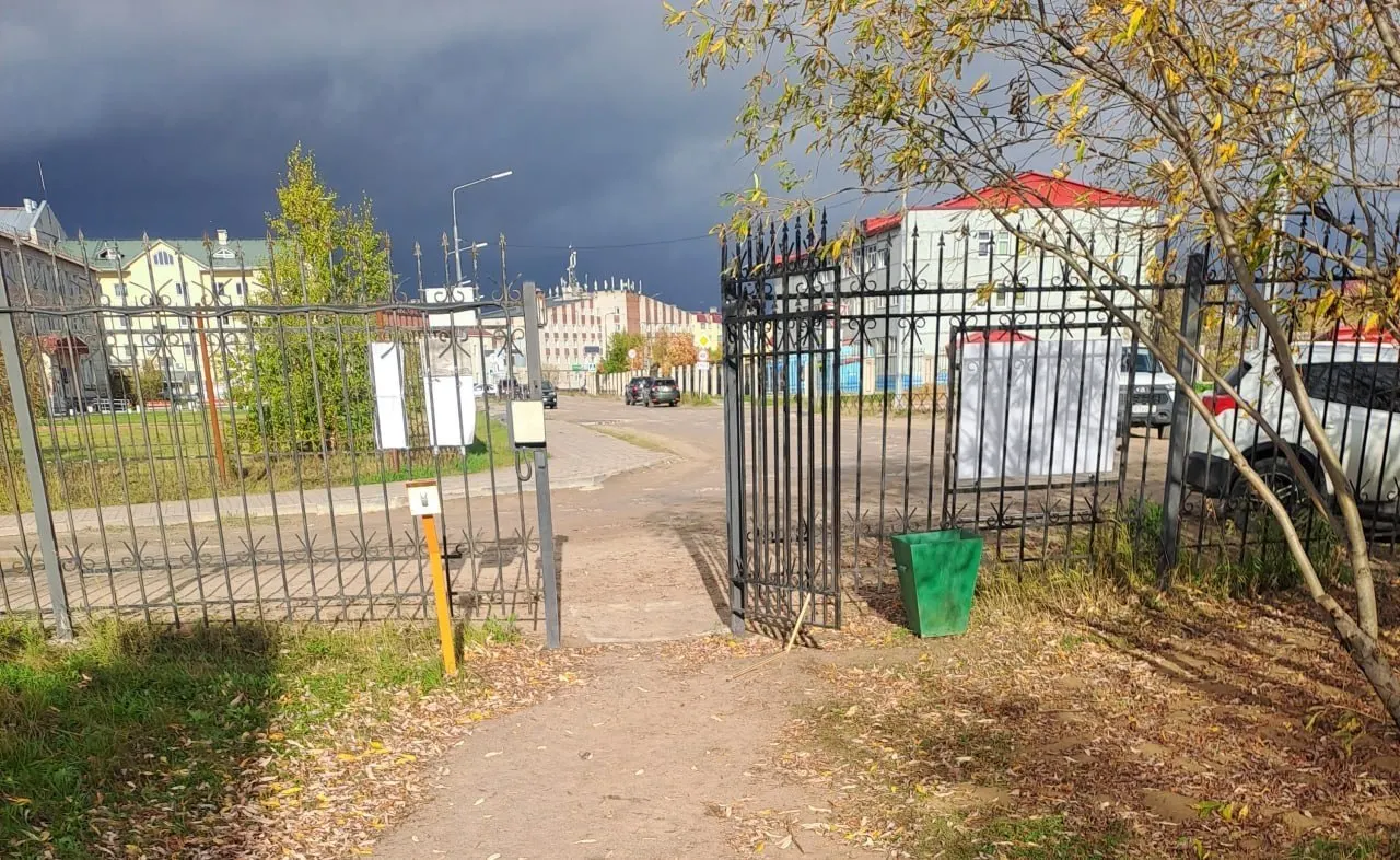 После установки забора исчезли удобные дорожки до учебного корпуса; путь к знаниям стал сложнее.