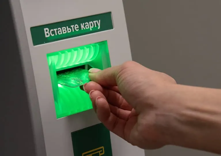 Росфинмониторинг предложил поправки, вводящие новое основание для блокировки счетов — частичное совпадение данных клиента с данными лиц из перечня под заморозкой.