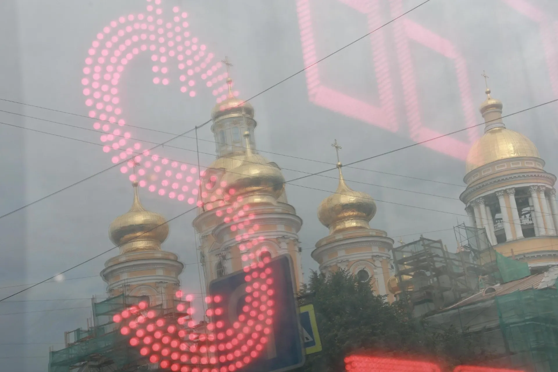 Экономика страны сталкивается с дефицитом валюты: рубль ослаб за лето, эксперты оценивают перспективы курса.