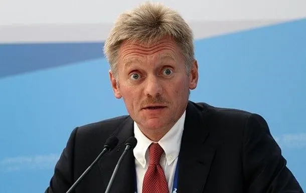 Пресс-секретарь заявил, что в РФ не ограничивают доступ СМИ и не вмешиваются в их работу, в ответ на запреты американским СМИ входа в Белый дом.