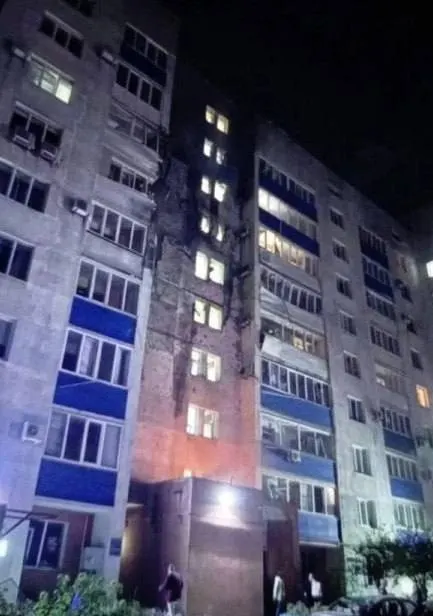 За ночь зафиксированы столкновения с беспилотниками: сбиты 516 БПЛА, повреждены порт Усть-Луга и жилой дом в Новокуйбышевске. Идут работы экстренных служб, отмечаются инциденты в Ленинградской и Самарской областях; в Киеве произошли потери.