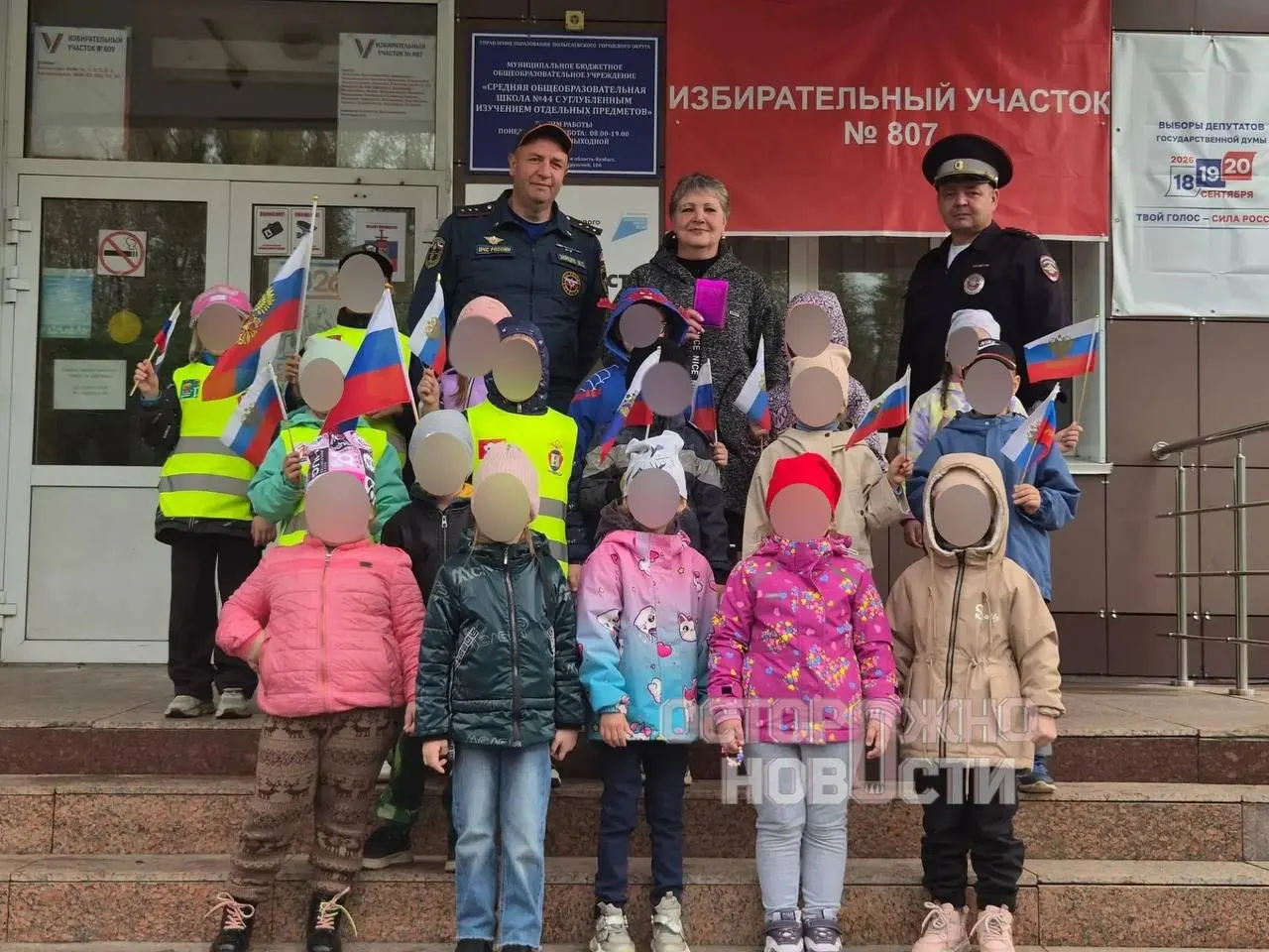 В ряде регионов детские сады организуют участие воспитанников в выборах: создаются урны, бюллетени и роли членов комиссии, а дети участвуют в сценках на участках.