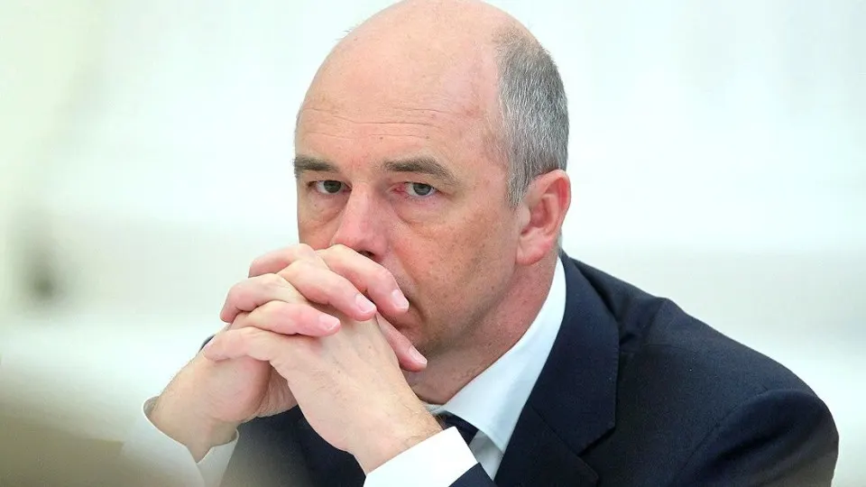 По итогам года дефицит бюджета может составить примерно 6,9 трлн руб., что около 3% ВВП. Давление на фискальную ситуацию вызывает рост расходов на оборону и реализация налоговых мер.