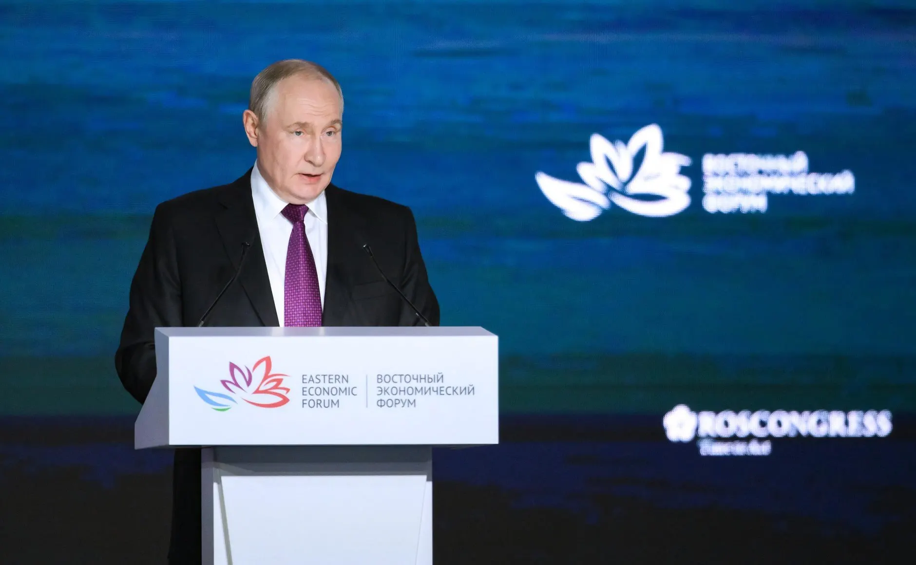 Путин назвал демографию одним из главных вызовов и пояснил, что рождаемость зависит от множества факторов; СВО не является ключевым фактором.