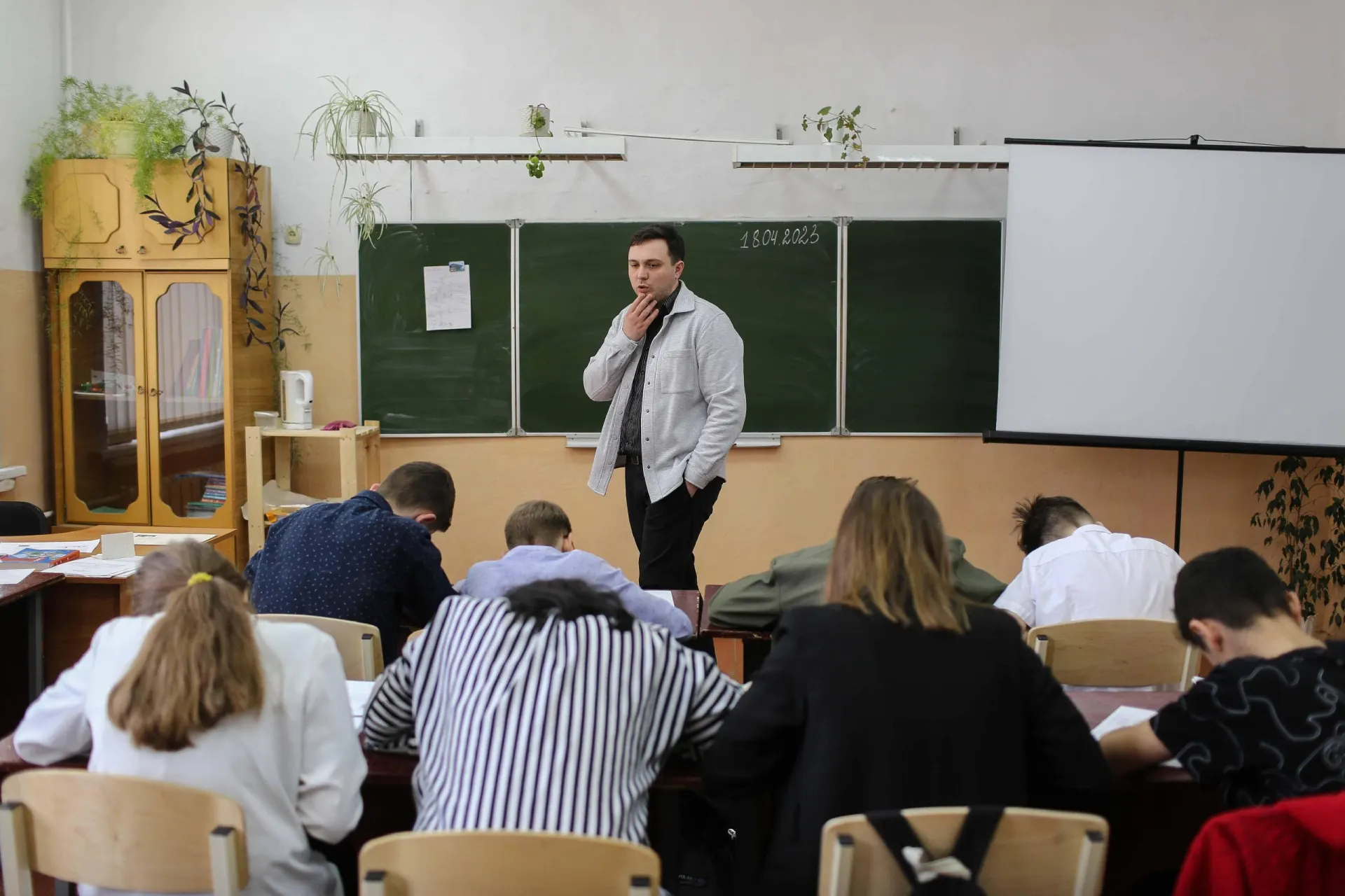 Минпросвещения добавило в расписание ещё один час истории. Нововведение коснулось не всех учеников.