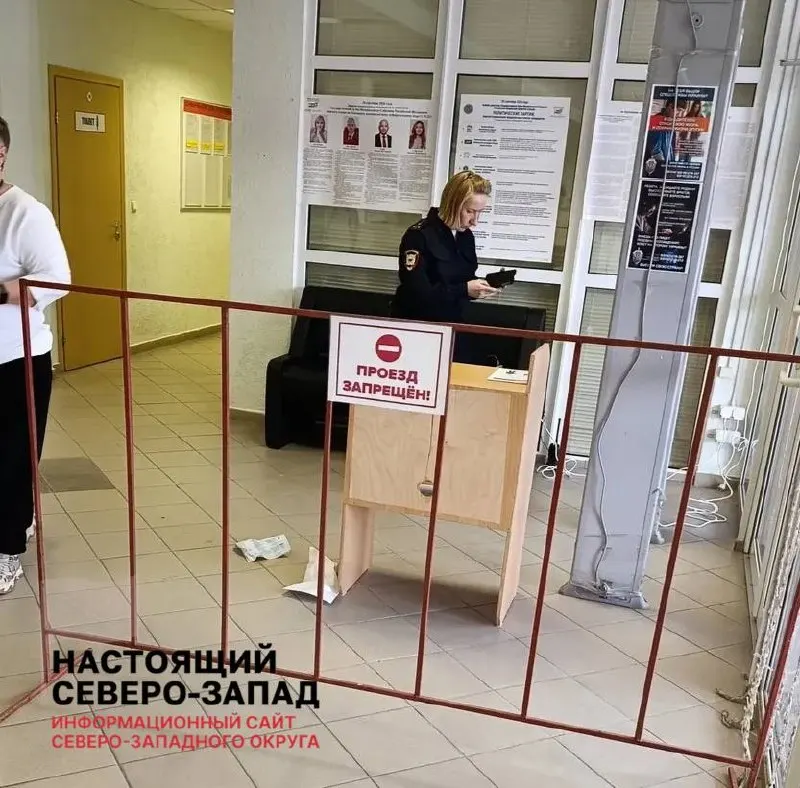 Пьяный избиратель повредил бюллетени на участке в Нарьян-Маре; задержан и доставлен в отделение полиции.
