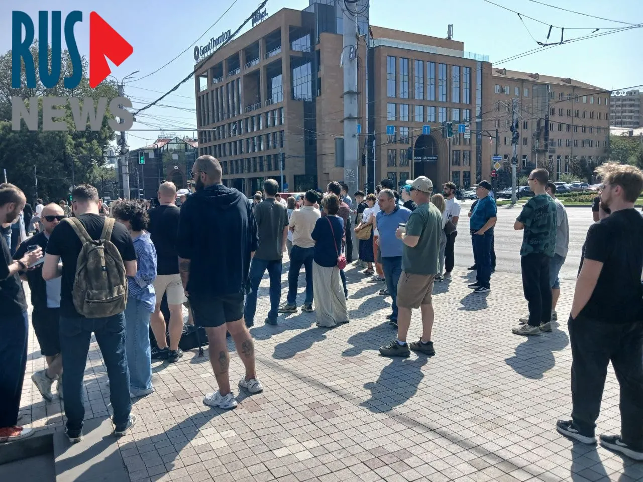 У посольства России в Ереване образовалась крупная очередь на голосование; среди желающих — туристы, активисты и правозащитники. Рядом проходит митинг.