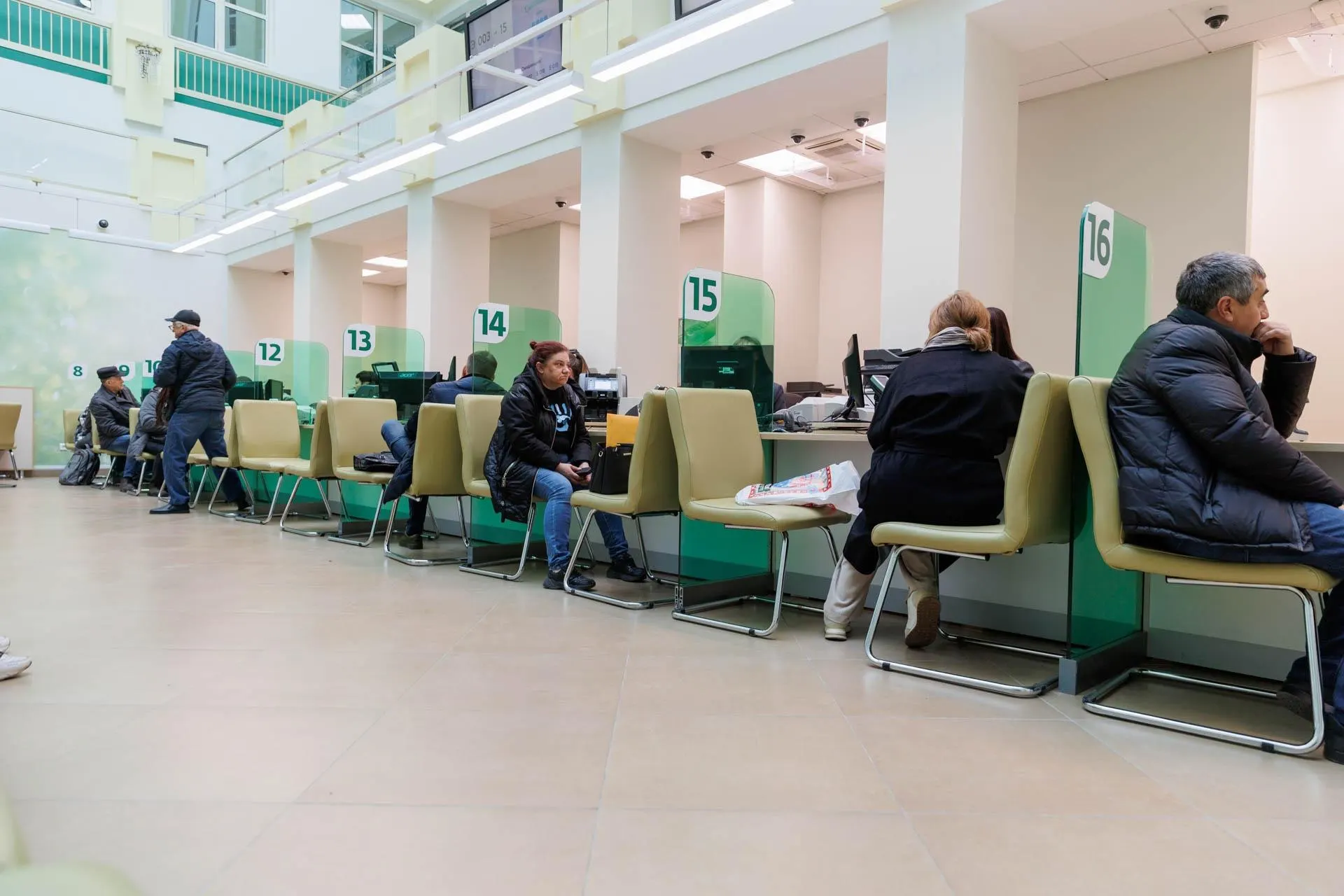 Эксперты оценивают риски, сравнивают текущую ситуацию с прошлыми кризисами и обсуждают последствия для экономики и населения.