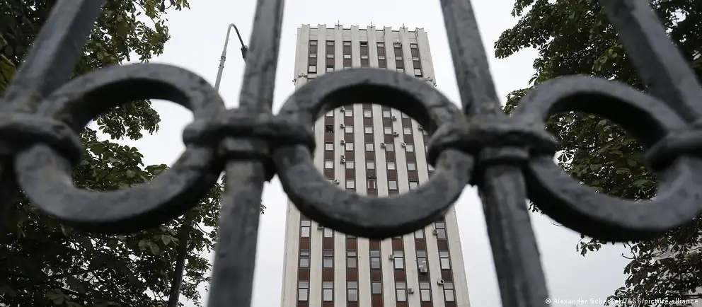 Распространенный на национальном уровне перечень включает известных россиян и лиц, покинувших страну, попавших под меры.