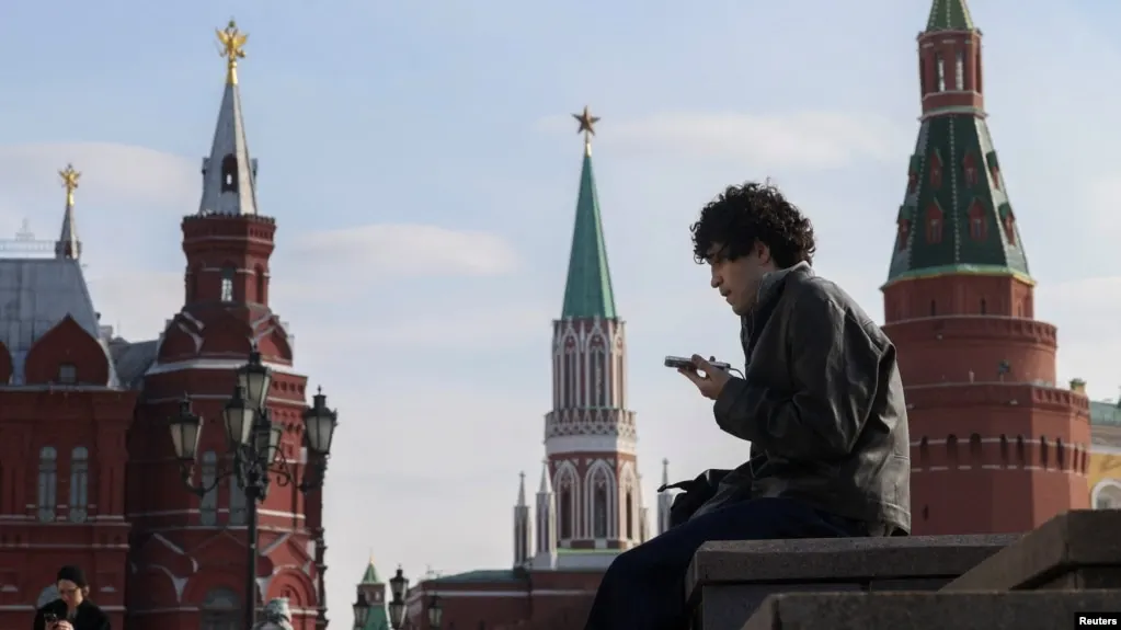 Законопроект предусматривает идентификацию детей в социальных сетях и сокращение времени их пребывания в интернете; обсуждаются зарубежные практики жестких ограничений.